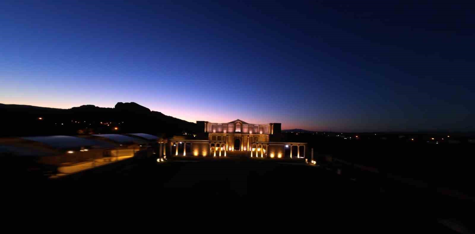 (Güncellendi) Paranın ilk basıldığı Sardes Antik Kenti artık gece de parlıyor