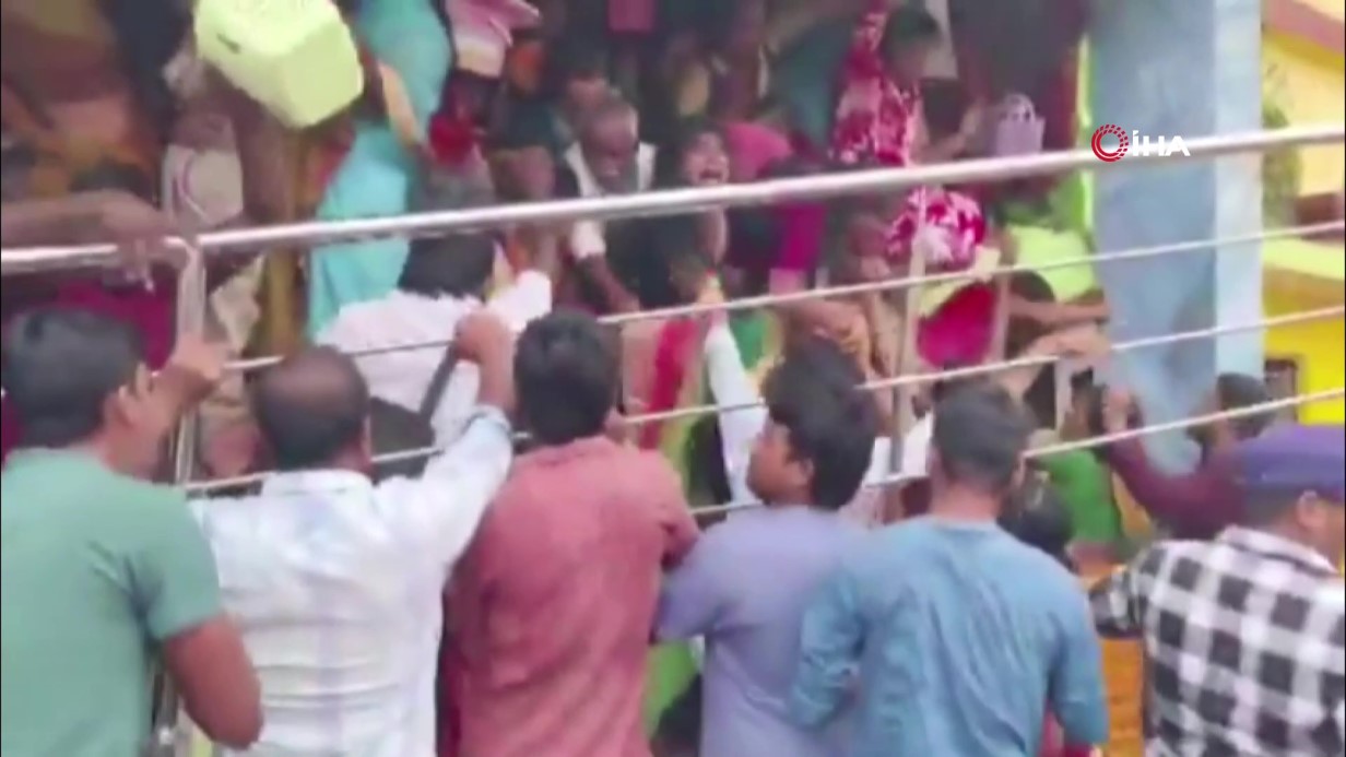 Hindistan'da tapınakta izdiham: 12 ölü