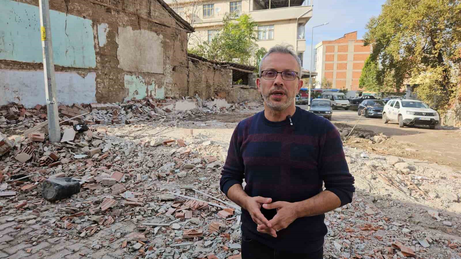 Deprem Araştırmacısı Ahmet Yakut, Sındırgı’da 36 saat geçirdi, depremlerin karakteristiğini anlattı