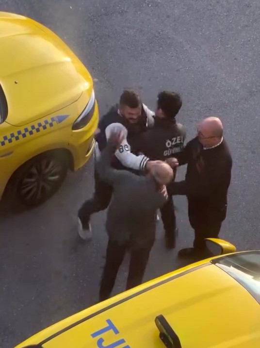 Başakşehir’de taksiciye meslektaşının tokatlı saldırısı kamerada