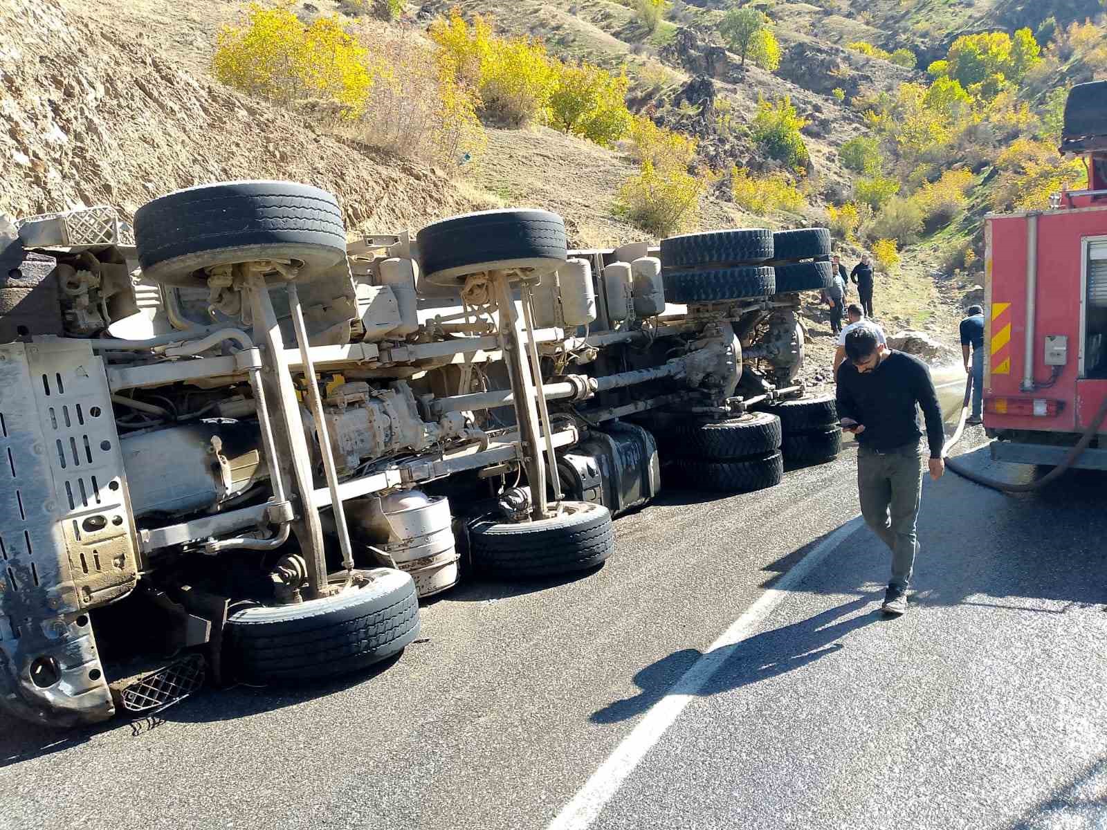 Batman’da virajı alamayan asfalt yüklü kamyon devrildi
