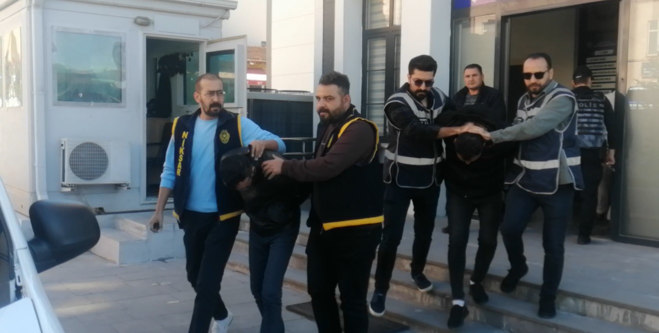 Tokat’ta yaşlı çifti dolandıran sahte polisler Antalya’da yakalandı