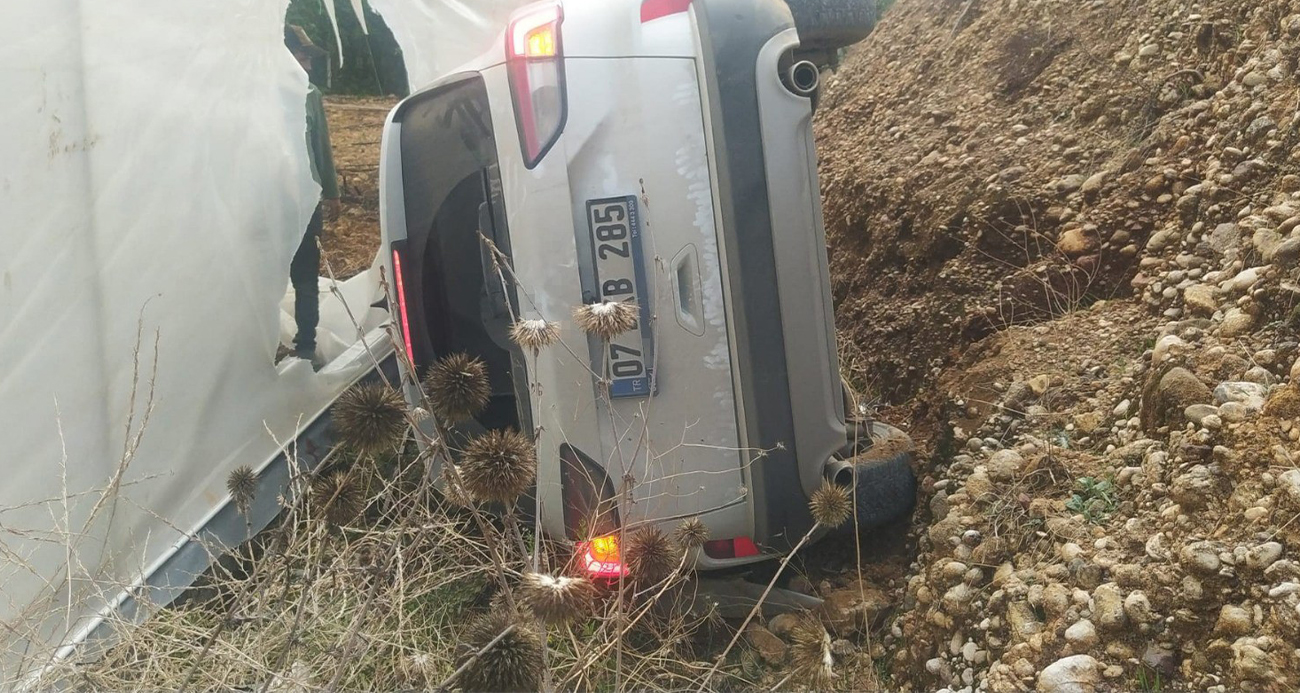 Antalya’da kontrolden çıkan otomobil devrildi: 5 yaralı