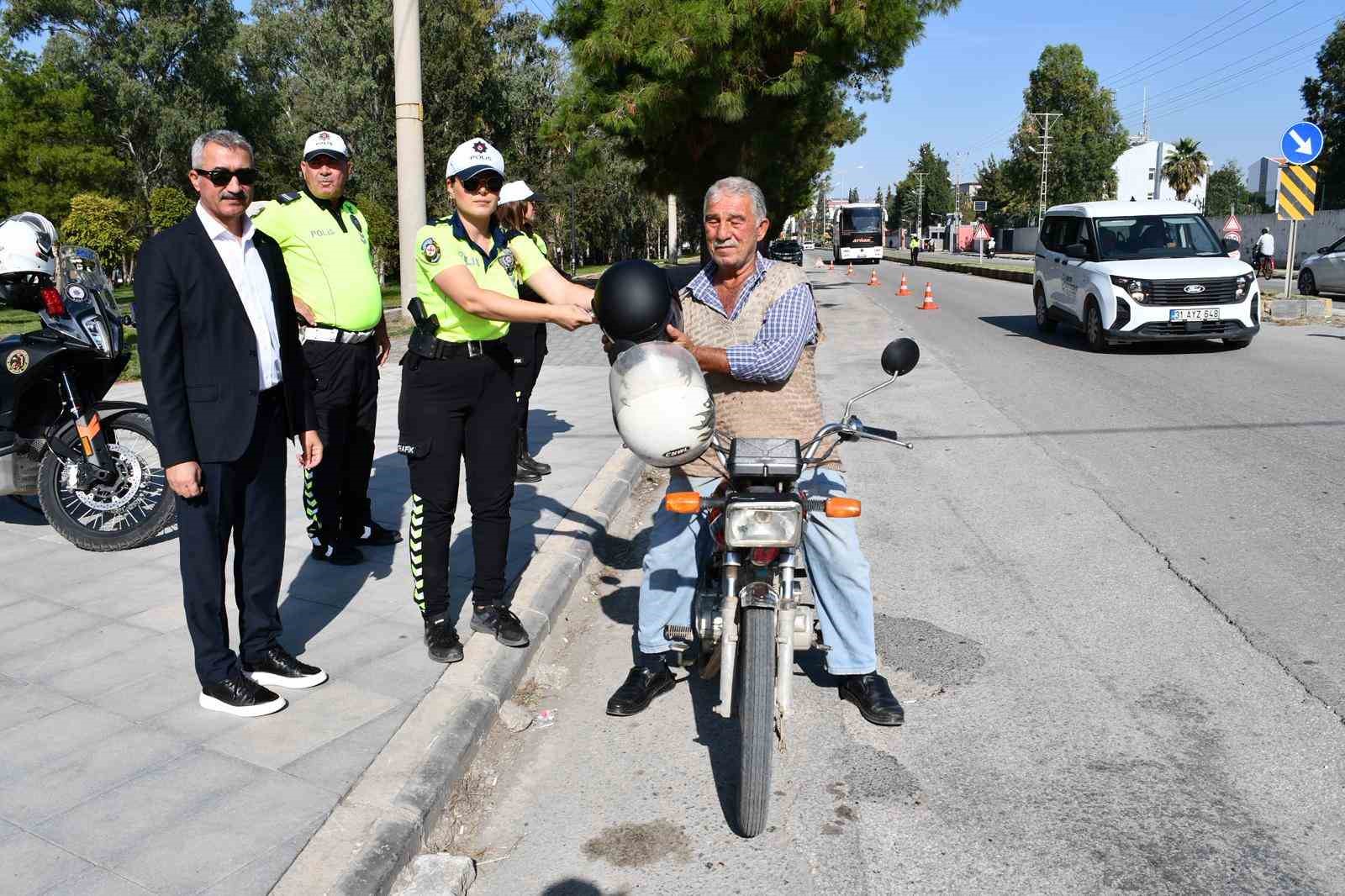 Dörtyol’da polis ekipleri, motosiklet sürücülerine kask dağıttı