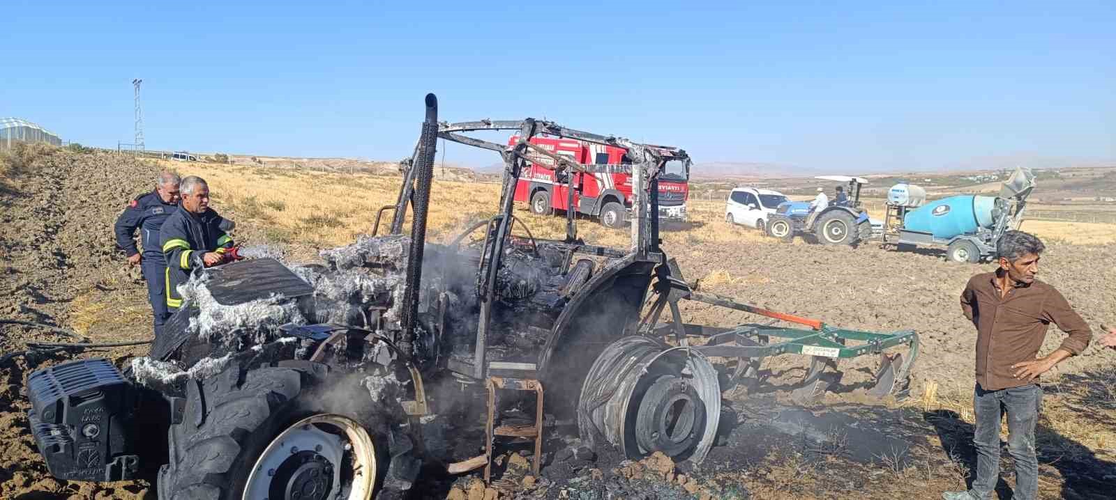 Tarlayı süren traktör alev alarak yandı