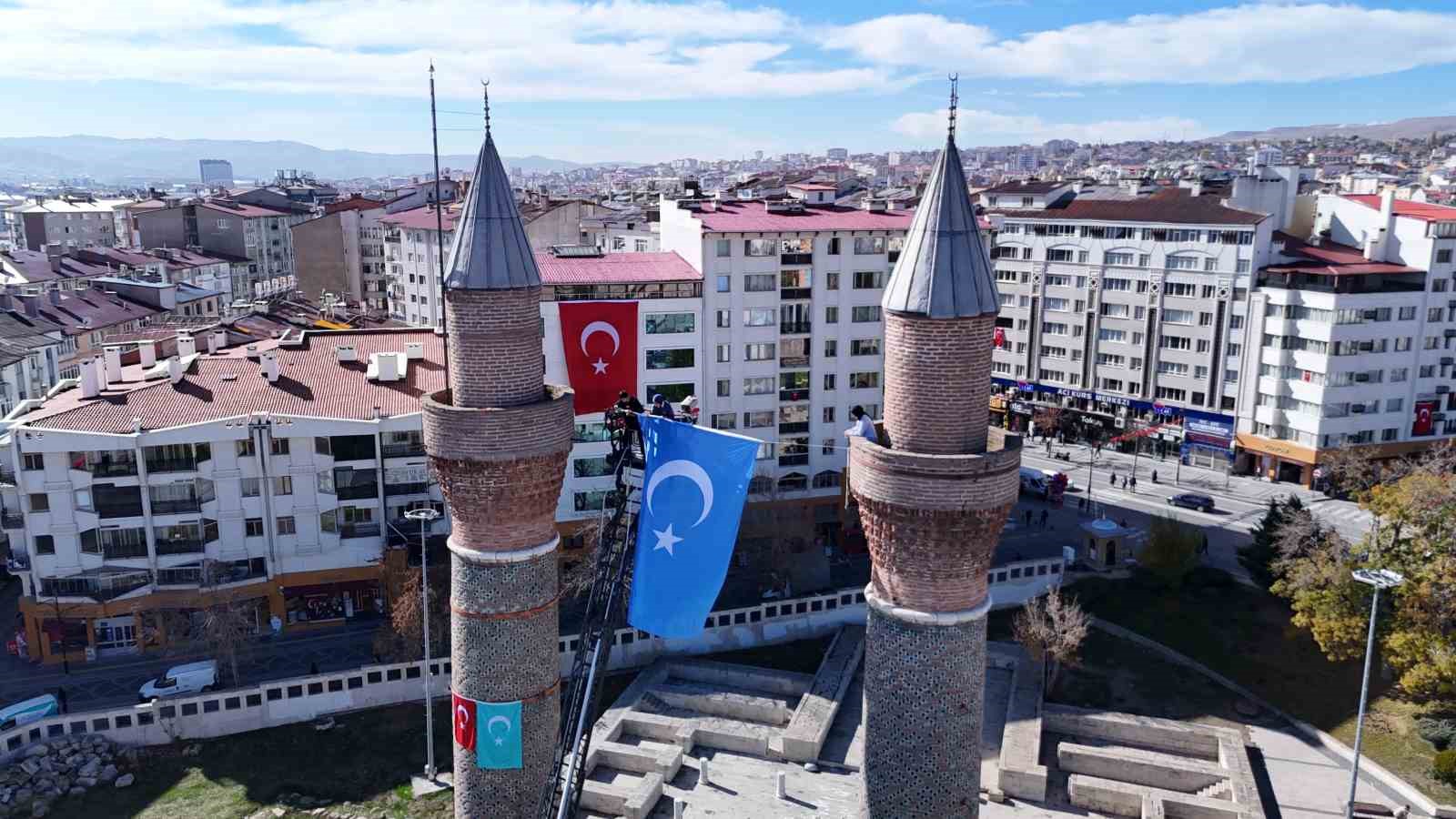 Doğu Türkistan’daki zulme dikkat çekmek istediler, 8 asırlık medreseye Doğu Türkistan bayrağı astılar