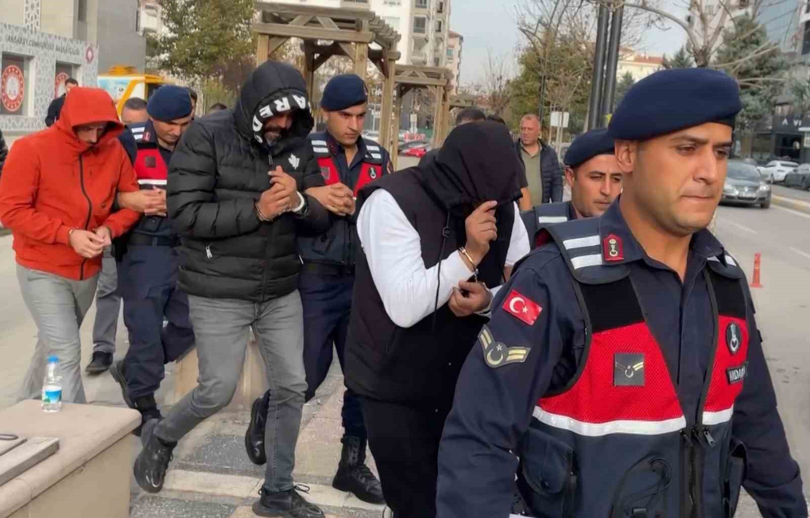 Jandarmanın operasyonla yakaladığı 3 tefeci tutuklandı