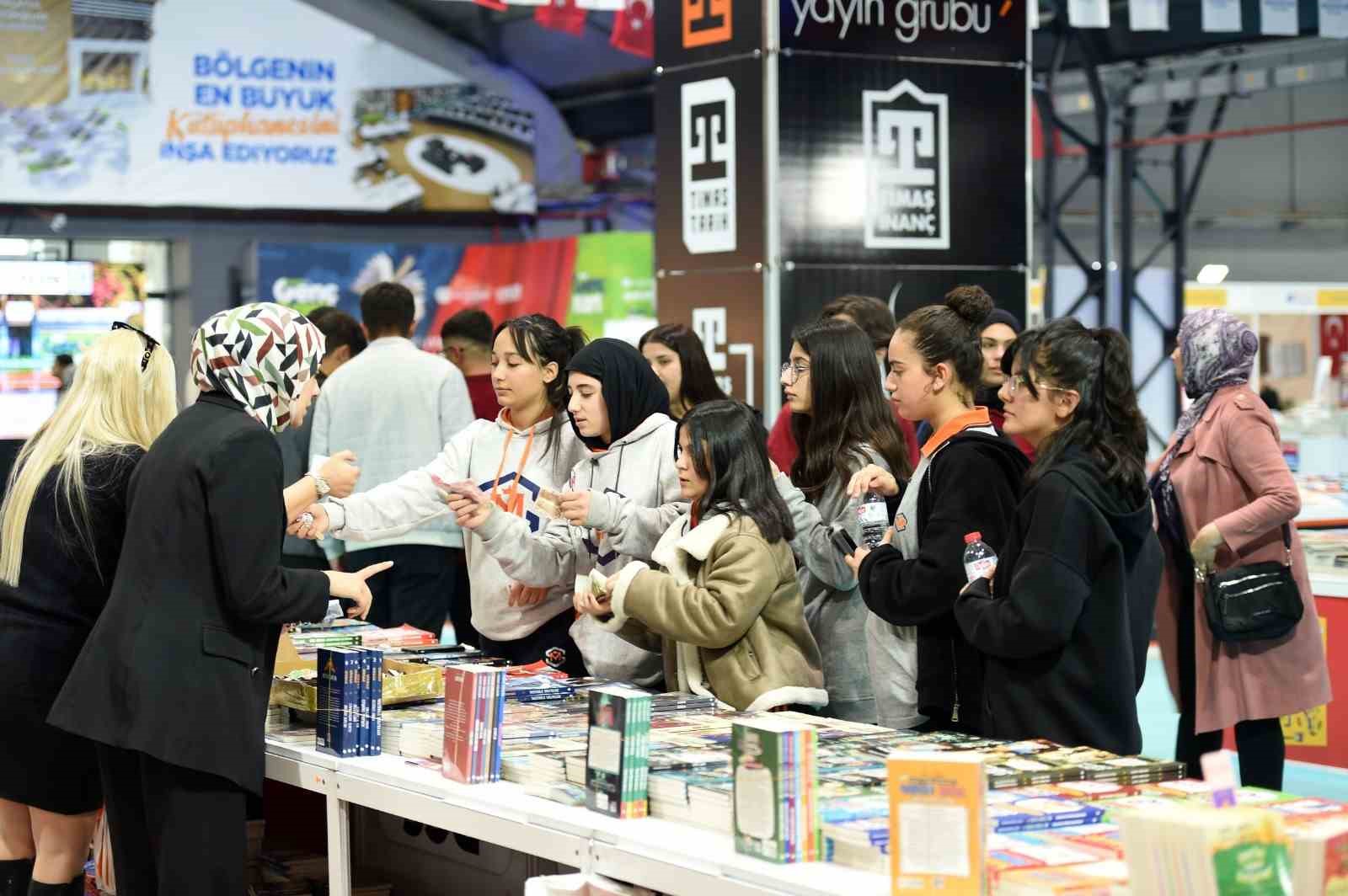 Malatya’da kitap fuarına 7’den 70’e yoğun katılım