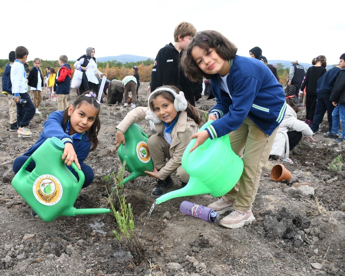 Öğrenciler fidanları toprakla buluşturdu