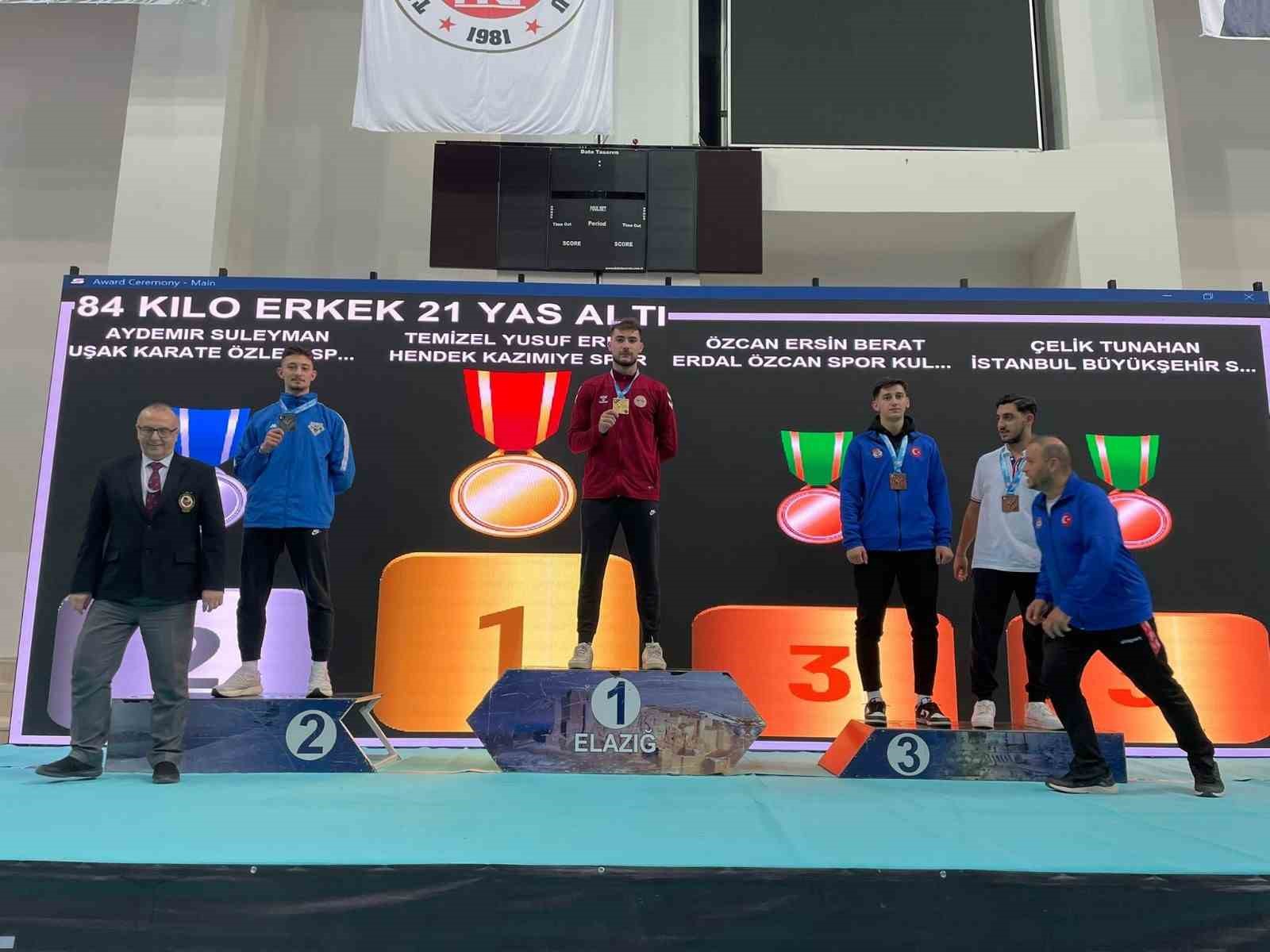 Düzce Üniversitesi öğrencisi altın madalyanın sahibi oldu