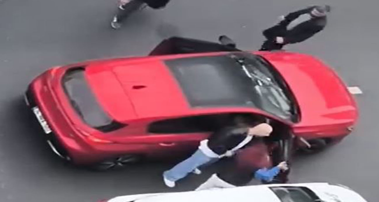 Yol verme tartışmasında kadınlar kavga etti