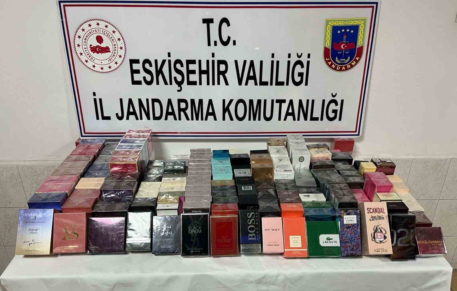 Piyasa değeri 450 bin TL olan 150 adet faturasız parfüm ele geçirildi