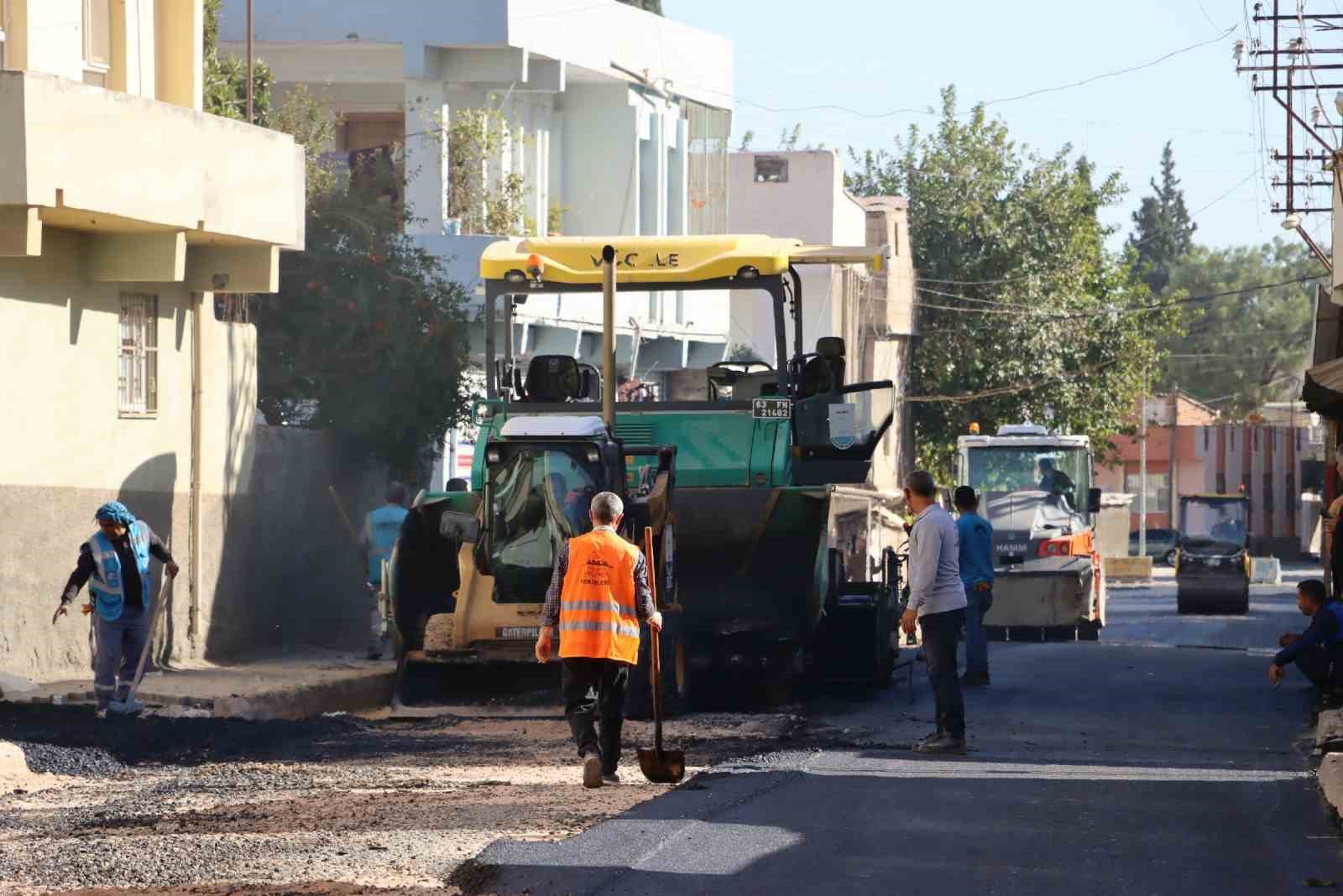 Büyükşehir’den Ceylanpınar’daki yolda asfalt çalışması