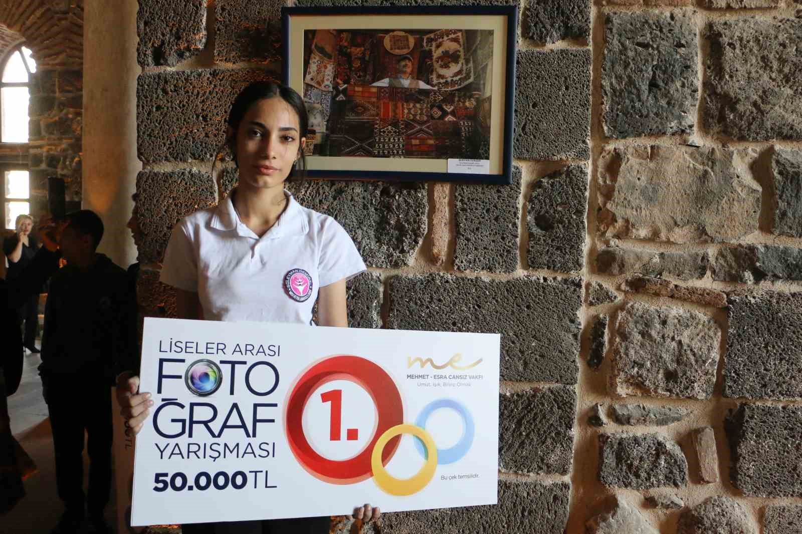 Diyarbakır’da sanatla buluşan genç yetenekler ödüllerini aldı