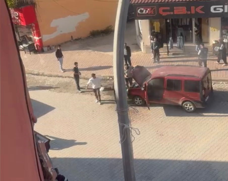 Osmaniye’de araç yandı, esnaf facianın önüne geçti