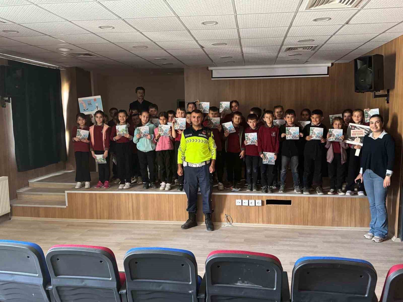 Jandarma trafik timinden öğrencilere eğitim