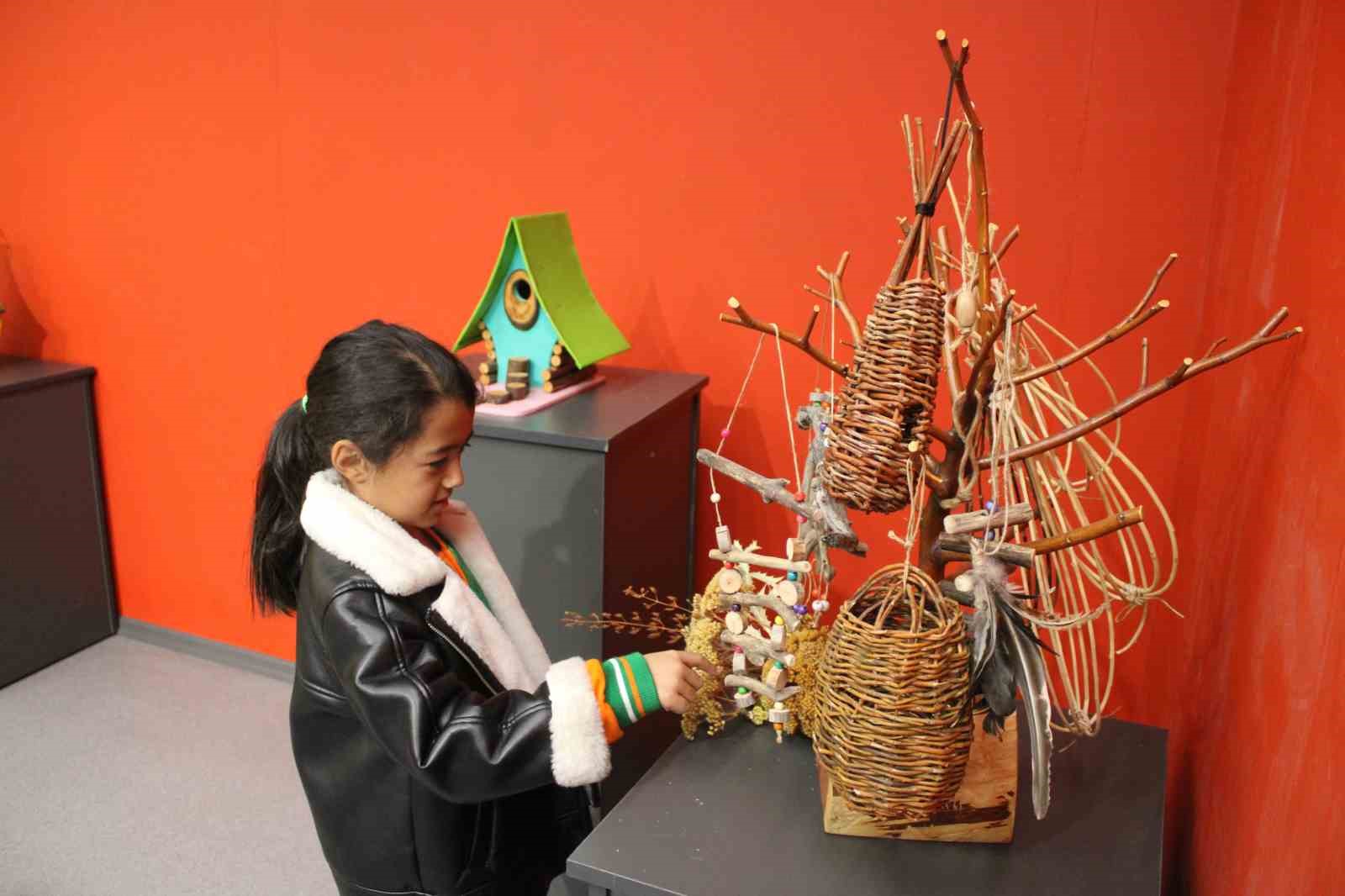 Doğada bulduğu ahşap parçalarını kuş evini çevirdi