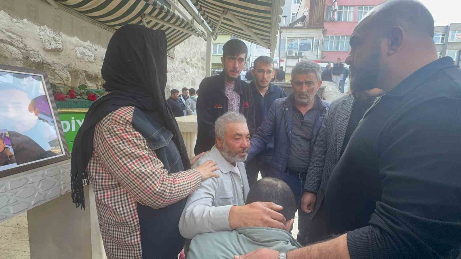 Motosiklet kazasında hayatını kaybeden genç, gözyaşlarıyla son yolculuğuna uğurlandı