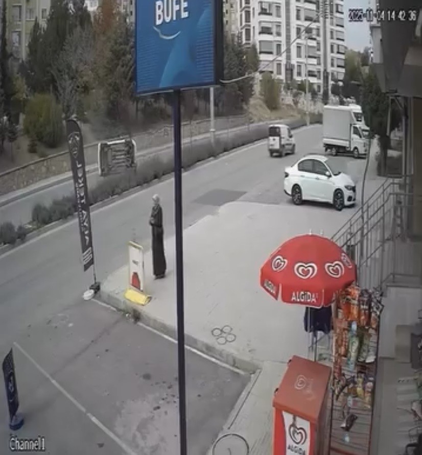 Elazığ’da aracın yan yattığı kaza kamerada