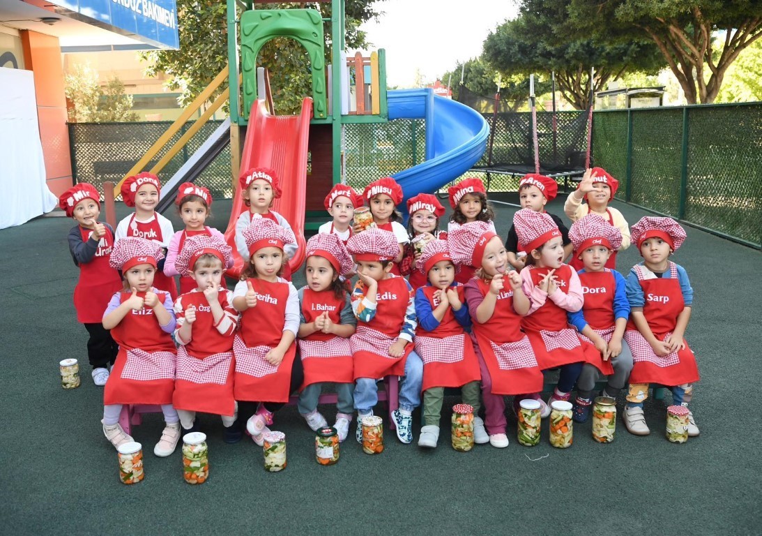 Turşular Konyaaltı’nın minik elleriyle kuruldu