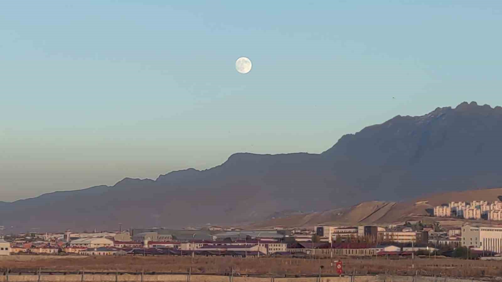 Van’da eş zamanlı güzellik: Ay doğarken güneş battı