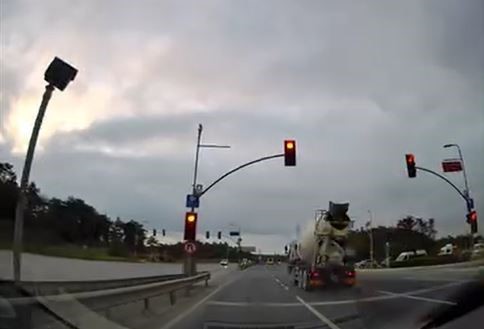 Arnavutköy’de kırmızı ışık ihlali faciaya davetiye çıkardı