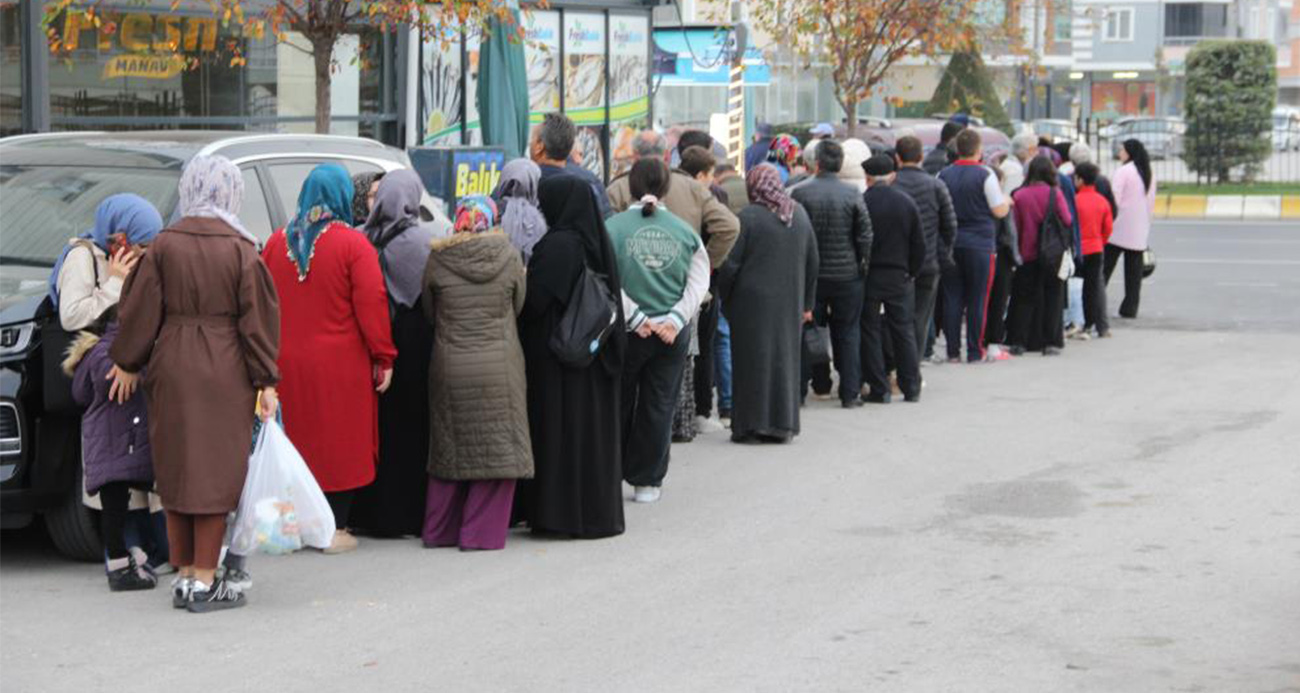 Çorum’da hamsinin kilosu 40 liraya düştü: Metrelerce uzunlukta kuyruk oluştu