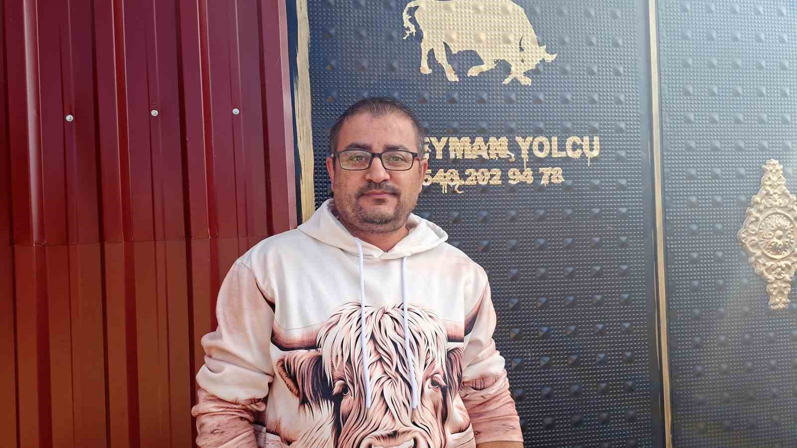 Yolda gördüğü zehirli yılanı elleriyle yakaladı