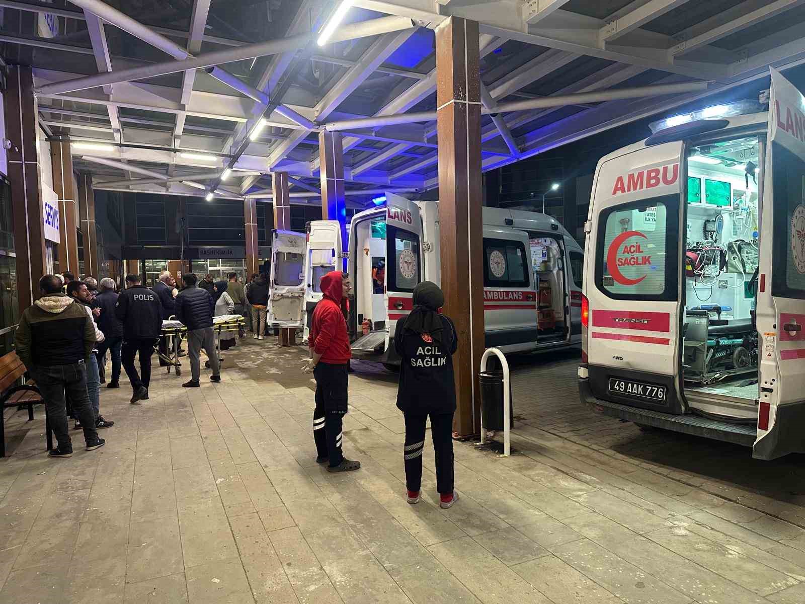 Malazgirt’te öğretmenleri taşıyan taksi takla attı: 7 yaralı