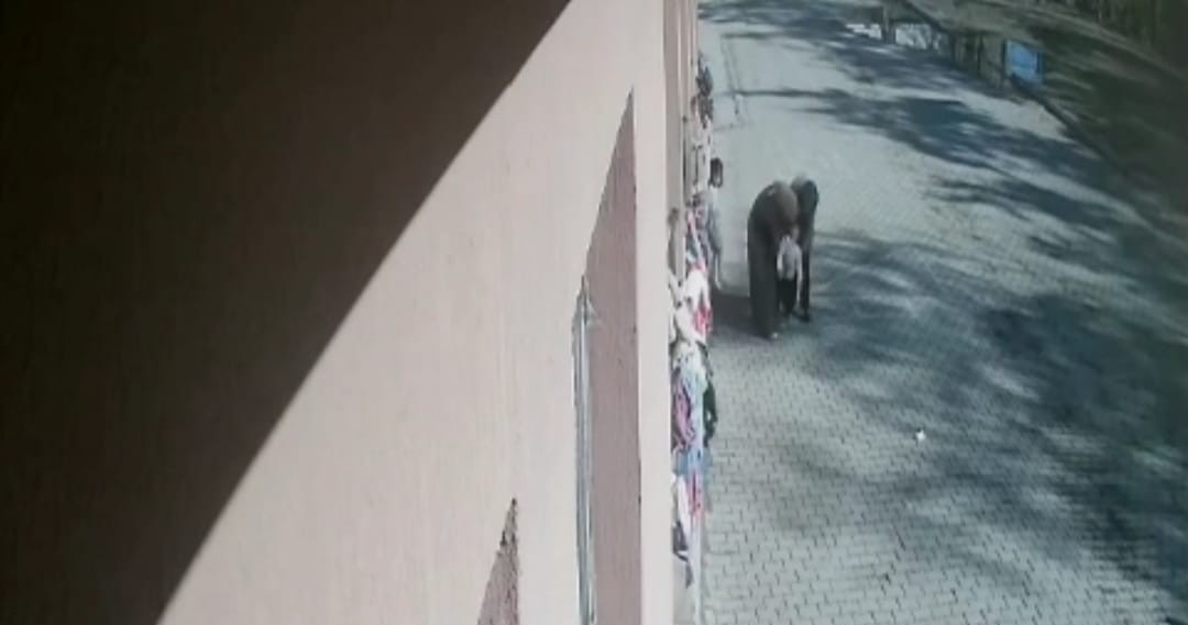 Öğrencisinin boğazına kaçan şekeri heimlich manevrasıyla çıkardı