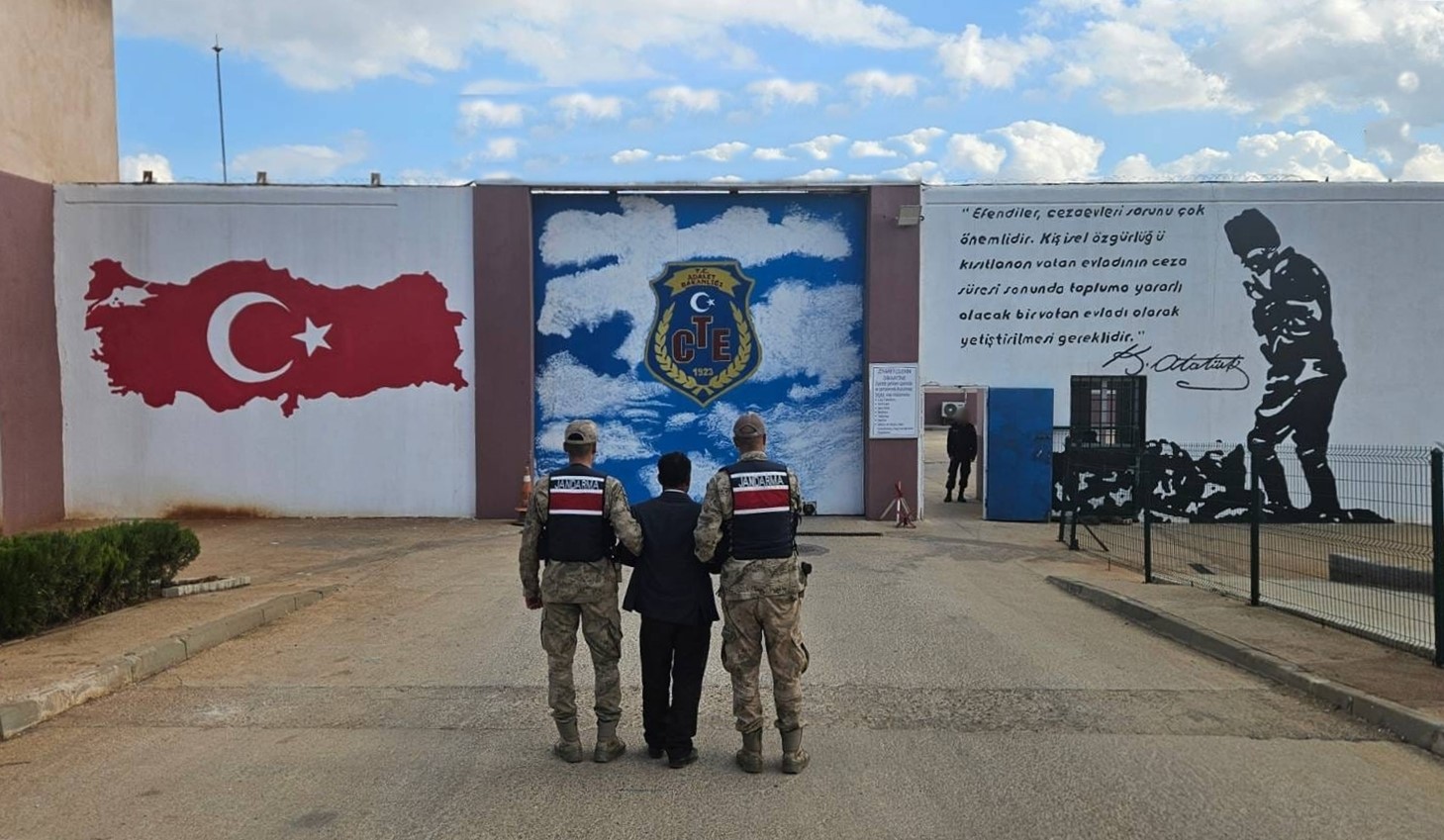 Hırsızlık suçundan 17 yıl cezayla aranan şahsı jandarma yakaladı