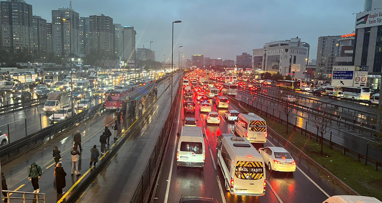 İstanbul’da yağışla birlikte trafik yoğunluğu yüzde 90’a ulaştı