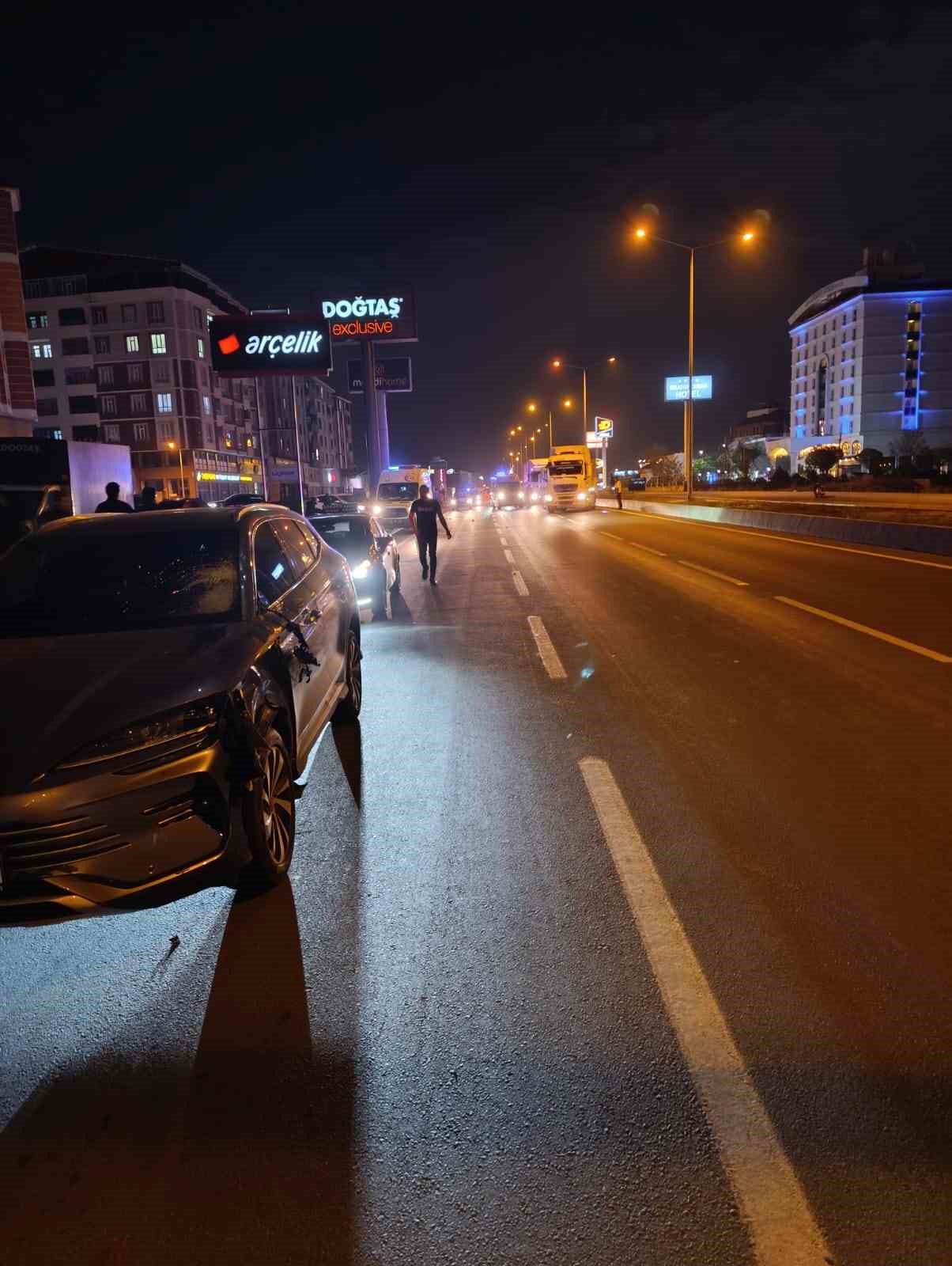 Yolun karşısına geçmeye çalışan 2 kadına otomobil çarptı: 1 ölü, 1 ağır yaralı