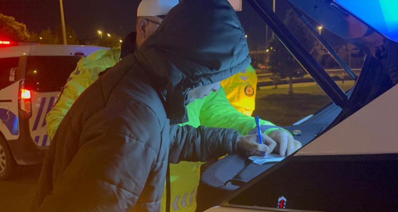 Seyir halindeyken uyuyan sürücü, kaza sonrası da uyumaya devam etti