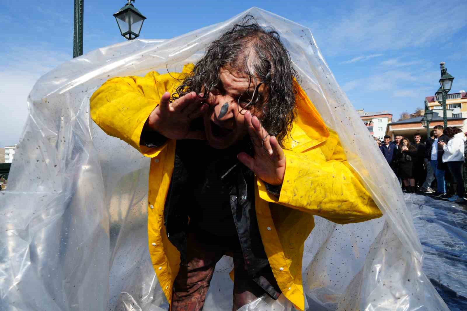 Bayburt’ta alışılmışın dışında bir performans: Naylona sarılıp Çoruh’un serin suyuyla arındı