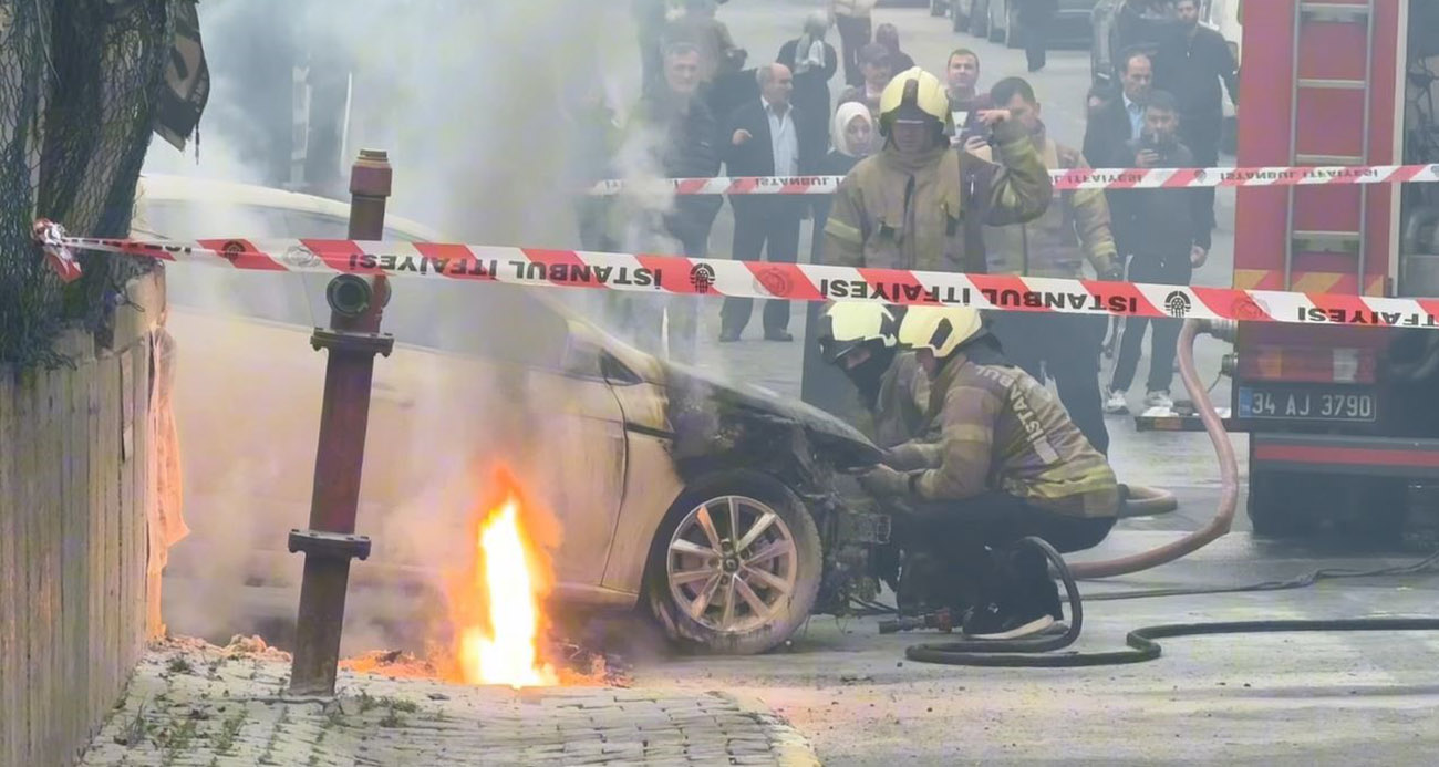 Yer altı elektrik kabloları patladı, bir otomobil alev alev yandı