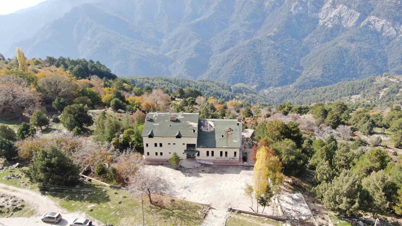 Viraneye dönen Paşa Yaylası Oteli ayağa kalkacağı günü bekliyor