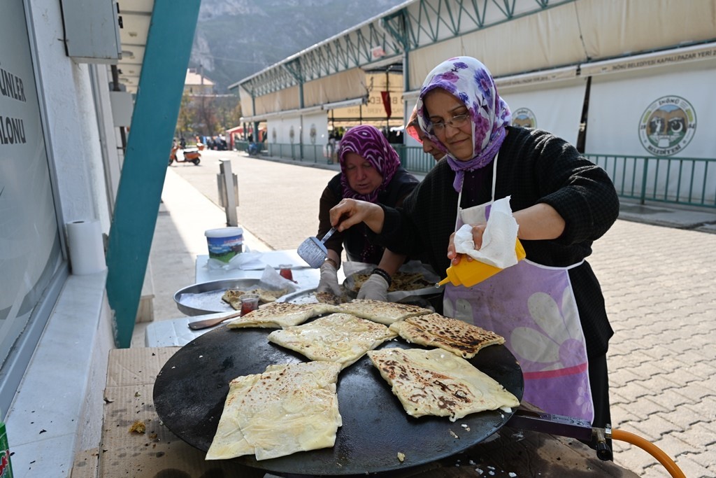 İnönülü kadınlardan gözleme ikramı
