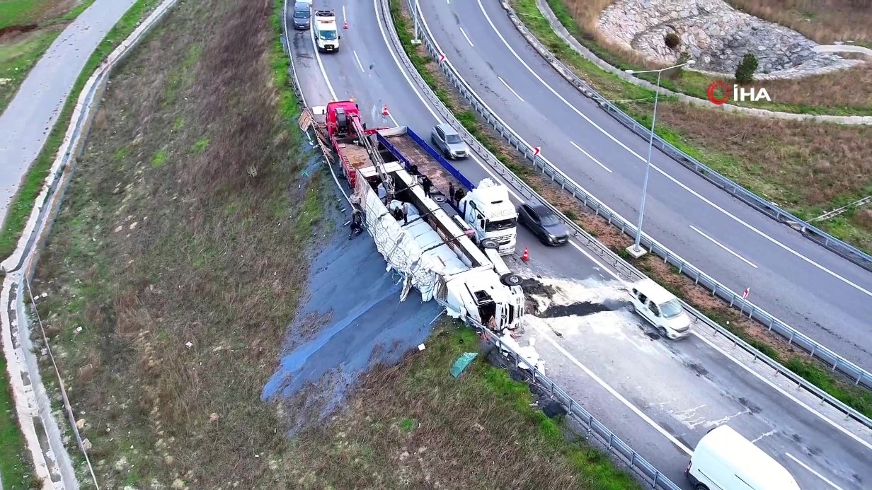 Arnavutköy’de tır virajı alamayıp devrildi: 1 ağır yaralı