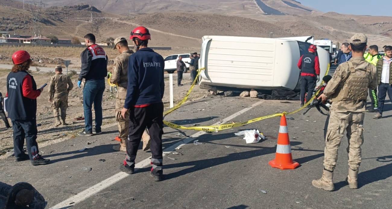 Ağrı’da otomobil minibüsle çarpıştı: 1 ölü, 2 ağır yaralı