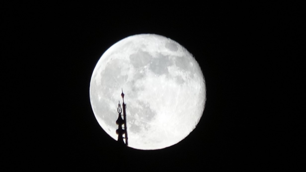 Şişkin ay görsel şölen sundu