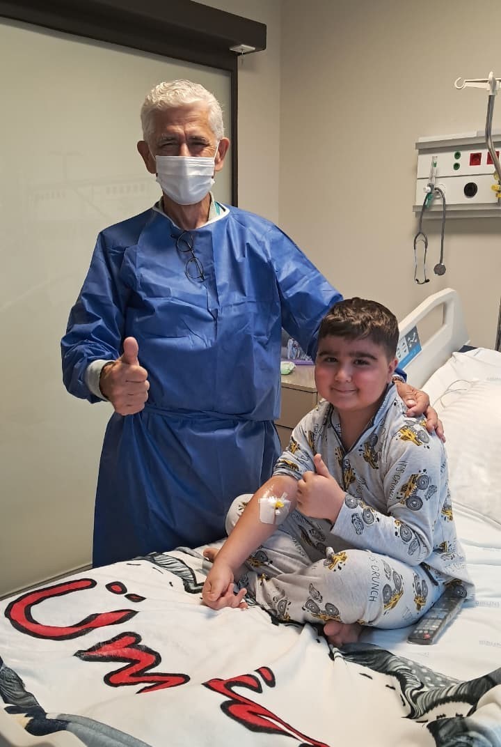 Azerbaycanlı 8 yaşındaki çocuk, kemik iliği nakliyle Türkiye’de hayata tutundu