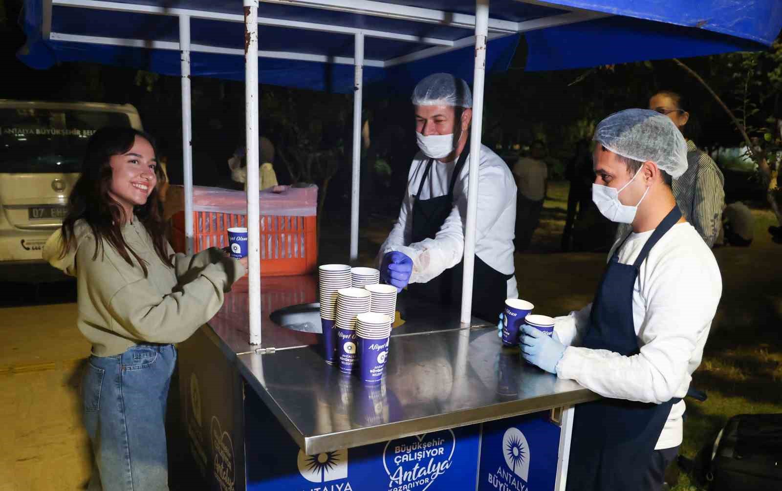 Büyükşehir’den soğuk sınav haftasında öğrencilere sıcak çorba ikramı