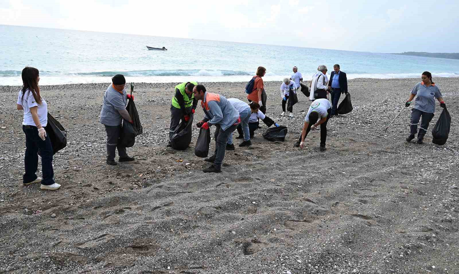 Çamyuva Sahili’nde temizlik