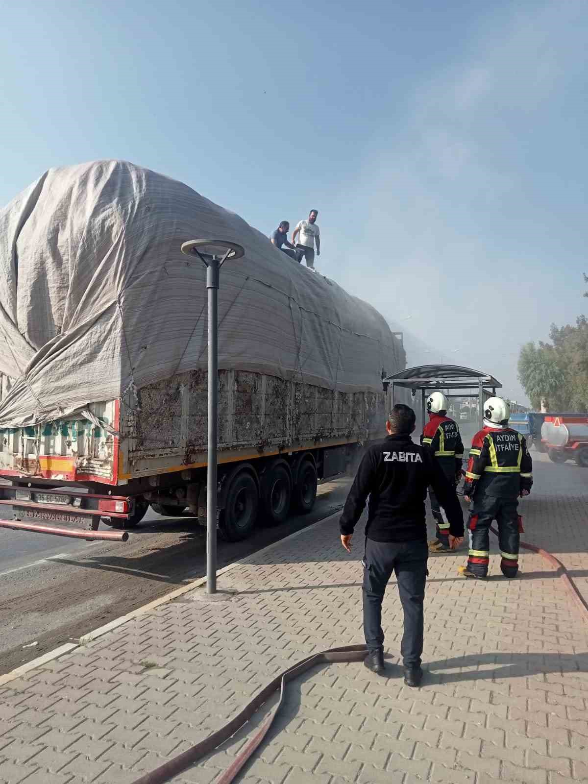 Pamuk yüklü tırda çıkan yangın büyümeden söndürüldü