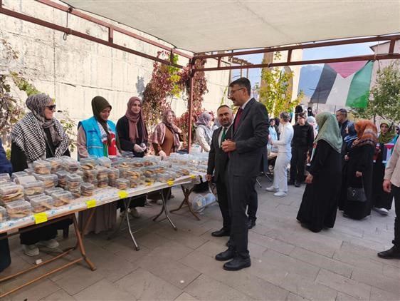 Hakkari’de Gazze yararına hayır çarşısı kuruldu
