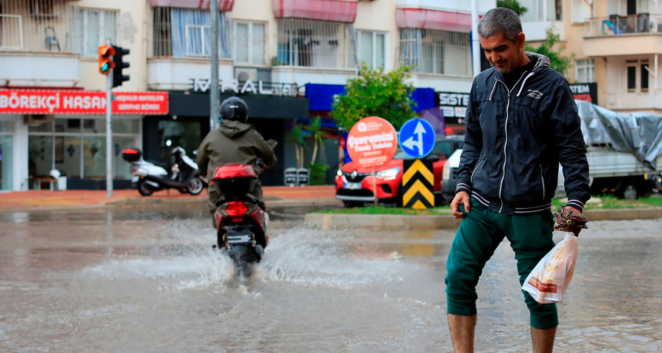 Antalya’da şiddetli yağış ve yıldırımlar etkili oldu