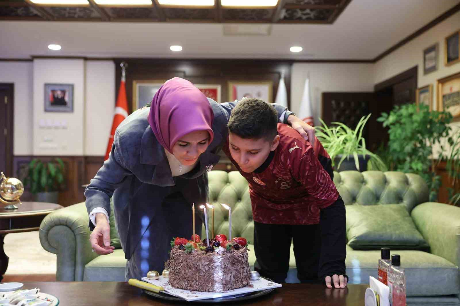 Bakan Göktaş şehidin oğlunun doğum gününü bakanlıkta kutladı