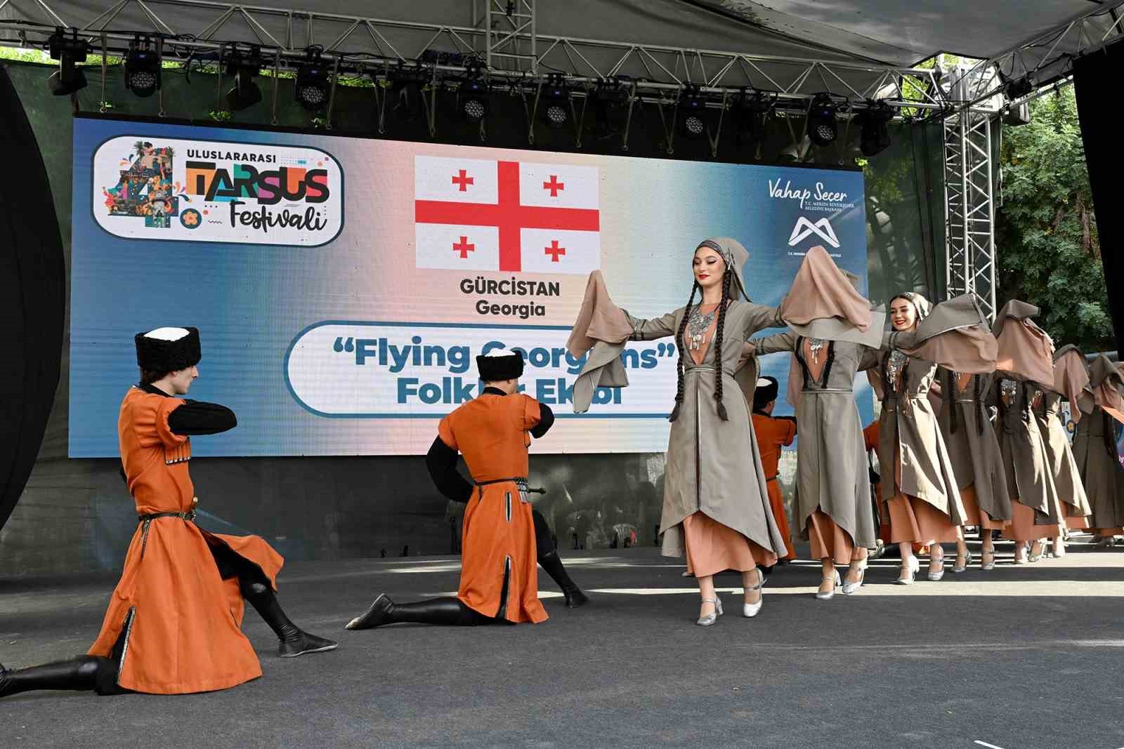 Tarsus’u karnaval kentine dönüştüren ’4. Uluslararası Tarsus Festivali’ başladı