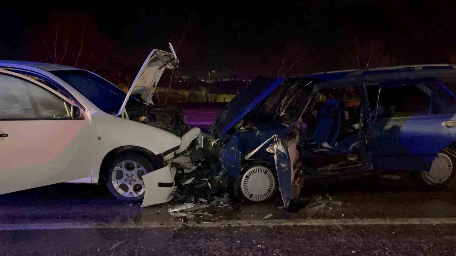 Eskişehir-Afyonkarahisar karayolunda iki araç kafa kafaya çarpışt: 3’ü çocuk 9 yaralı